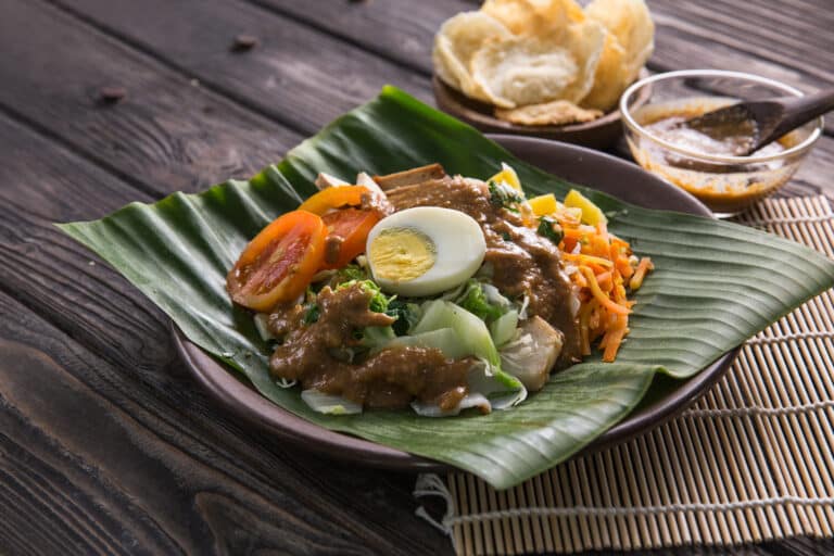 LOCAL DISHES IN INDONESIA MUST TRY