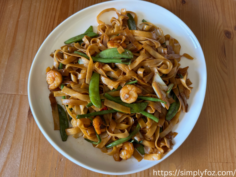 Bowl of instant healthy noodles with shrimp and green beans